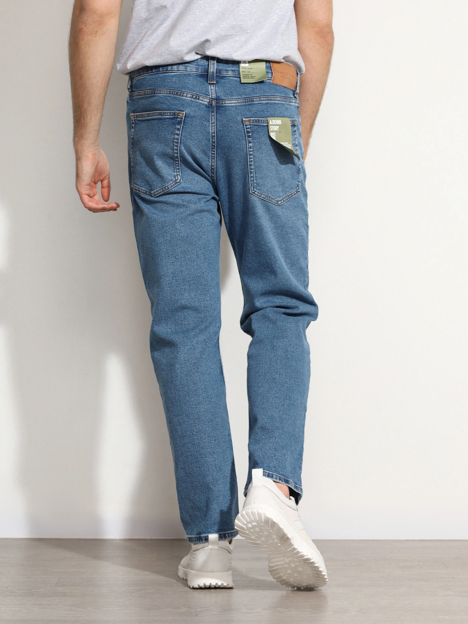 Джинсы классические синего цвета из смесового хлопка